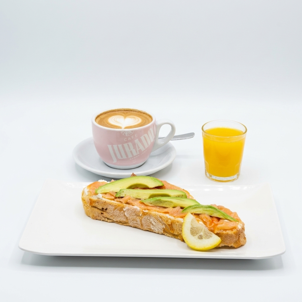 Tostada de salmón, aguacate y queso
